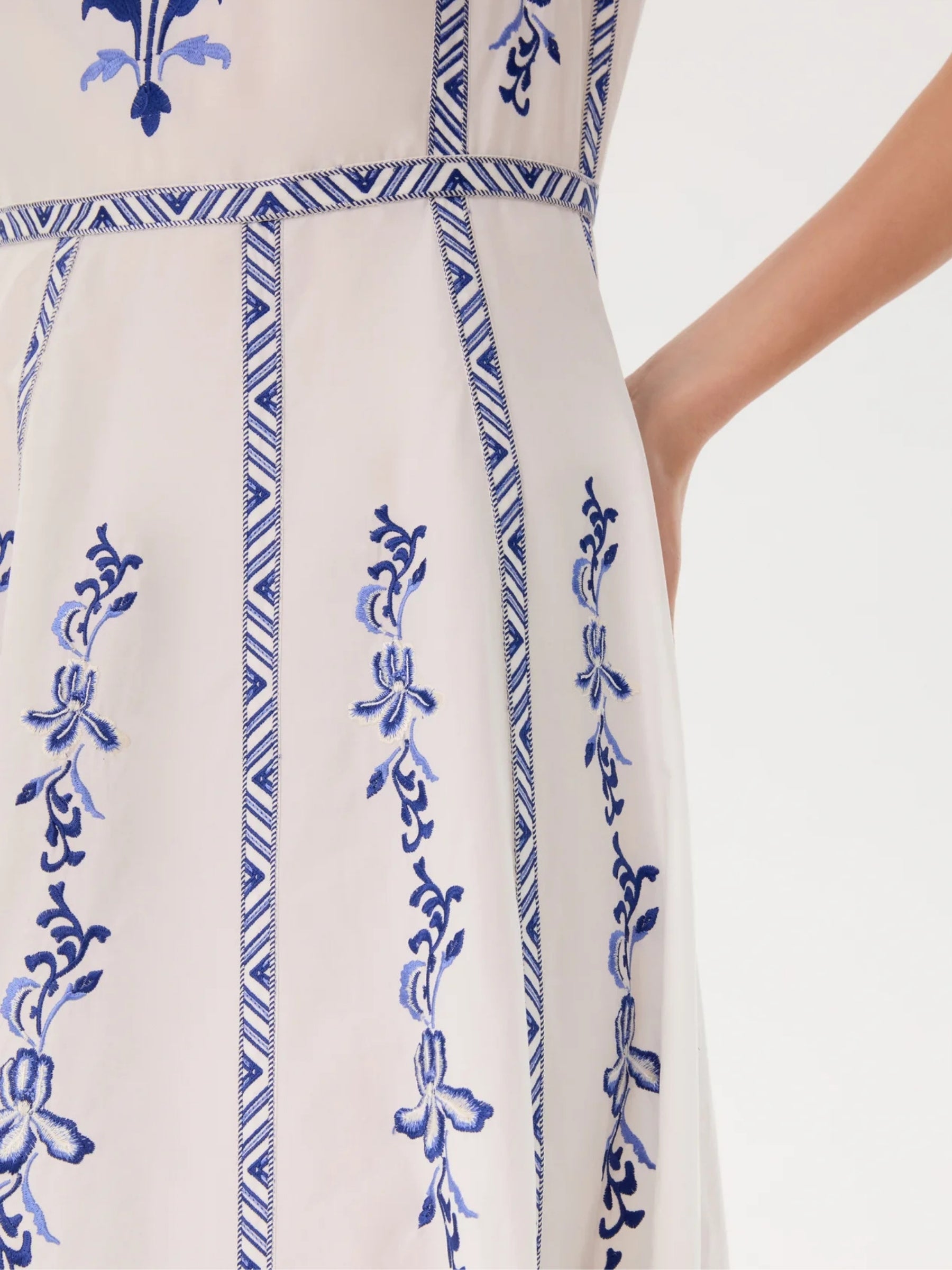 Clodette Dress w/ Iris Embroidery - White/Blue
