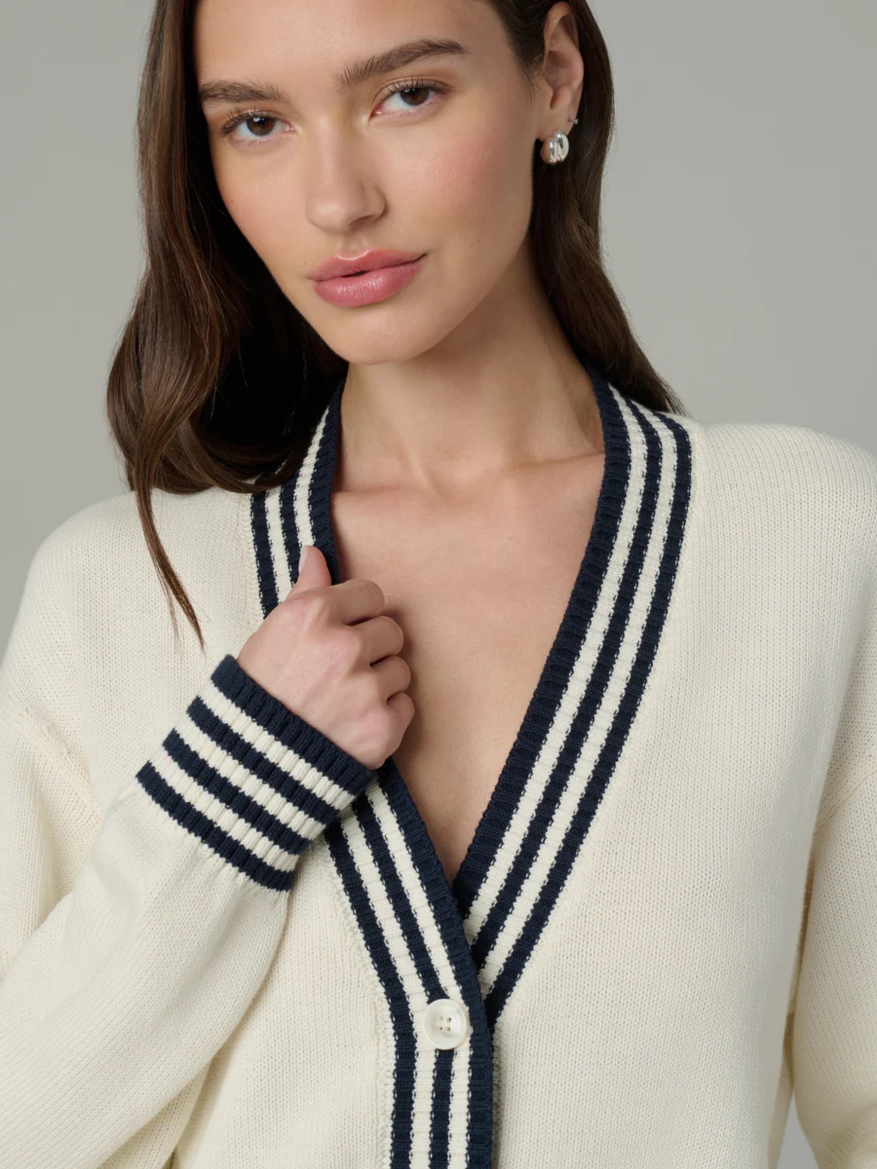 The Leah Cardigan - Ecru/Navy