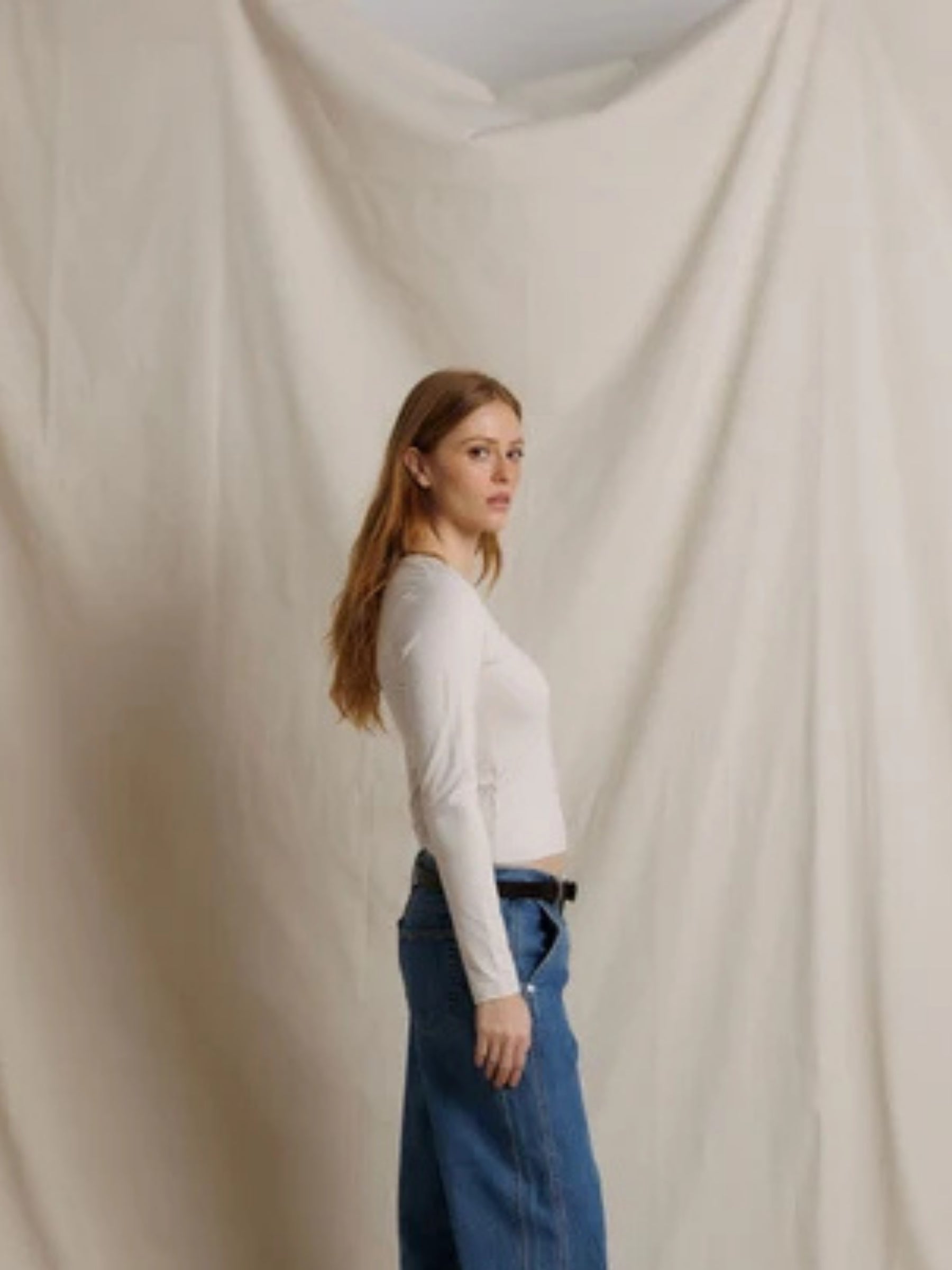 Perfect White Tee Shaya U-Neck Long-Sleeve in Whitecap Grey on model, side view