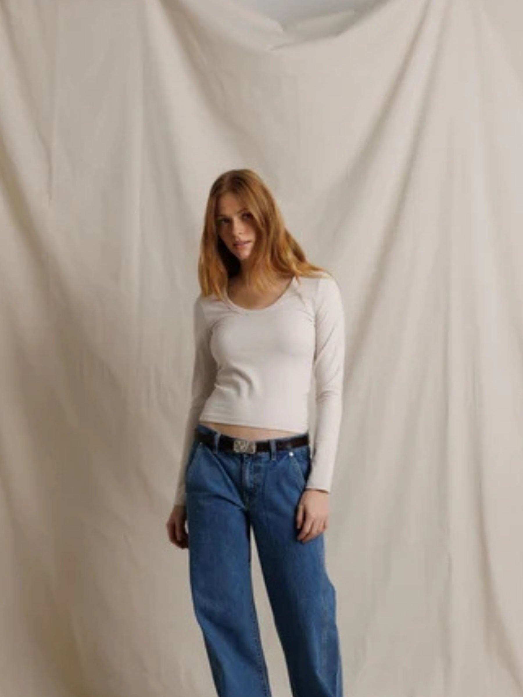 Model wearing the Perfect White Tee Shaya U-Neck Long-Sleeve in Whitecap Grey, front view